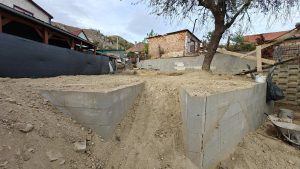 Beton támfal melletti tereprendezés építési területen