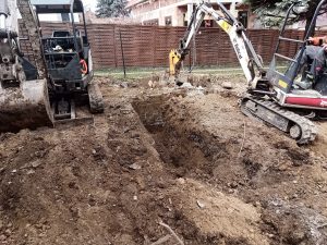 Két Bobcat munkagép alapgödör és bontási munkák közben