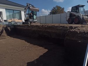 Bobcat markoló és rakodógép egy frissen kiásott alap munkaterületén